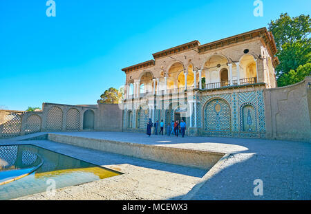 MAHAN, IRAN - Oktober 16, 2017: Die torbogen auf der unteren Ebene der historischen Shazdeh Garedn Prince (Garten), auf den Berg zu Fuß entfernt, auf Octo Stockfoto