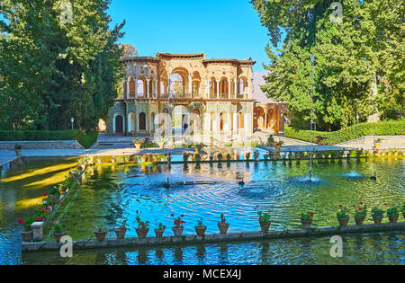 Die malerische Shazdeh Garten mit einer Vielzahl von Teichen und Gräben ist historisch persischen Garten, in Mahan, Irans liegt. Stockfoto