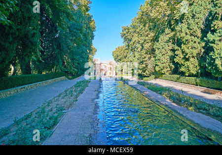 Die schattigen zentralen Gasse des Prince's (Shazdeh) Garten mit Bach, entlang der Graben in der Mitte des Weges, Mahan, Iran fließt. Stockfoto