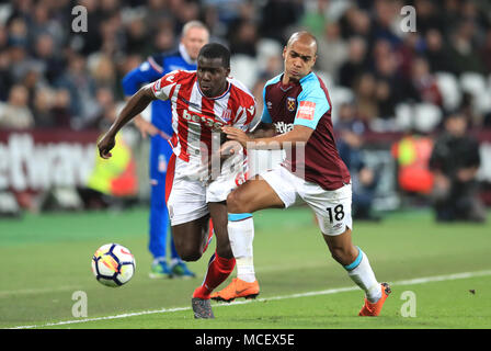 Stoke City Kurt Zouma (links) und West Ham United Joao Mario Kampf um den Ball während der Premier League Match in London Stadion. Stockfoto