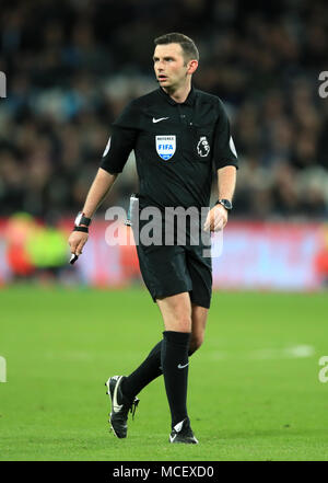 Gleichreferent Michael Oliver während der Premier League Match in London Stadion. Stockfoto