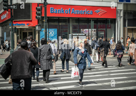 Fußgänger kreuz Sixth Avenue vor einer Filiale der Bank von Amerika in Midtown Manhattan in New York am Freitag, 13. April 2018. BOA ist geplant das erste Quartal am 16. April vor der Glocke zu berichten. (© Richard B. Levine) Stockfoto