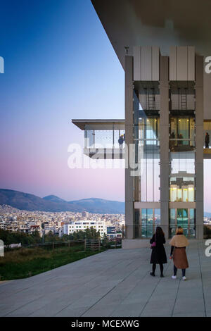 Ansicht der Rückseite zwei Frauen in Stavros Niarchos Foundation Cultural Center, Athen, Griechenland Stockfoto