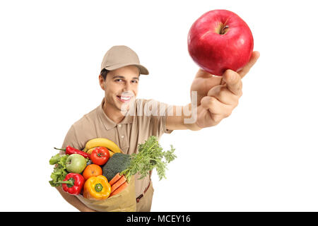 Lieferung Mann mit einer Tasche voller Lebensmittel und einen Apfel auf weißem Hintergrund Stockfoto