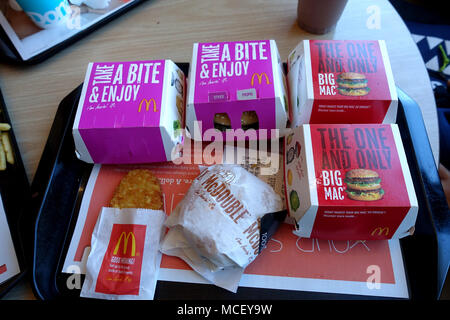 Australische McDonald's Burger, Pommes frites und einem Getränk auf einem Tablett Stockfoto