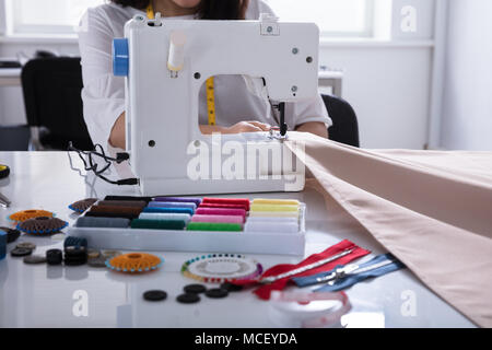 Fashion Designer arbeiten an Nähmaschine Nähen eine lange Länge Fabric Stockfoto