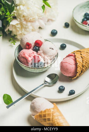 Rosa Erdbeere und Kokosnuss Eis Löffel in der Schüssel Stockfoto