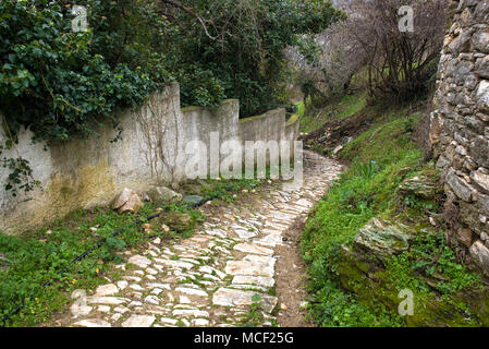 Schmale Straße und die Wände in Milies Dorf am Berg Pelion. Griechenland. Stockfoto