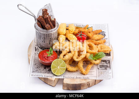 Verschiedene Snacks serviert. auf weißem Hintergrund der Seite. Calamari in Teig, Knoblauch Toast, Ribs und Chicken Filet im Teig. Isoliert. Stockfoto