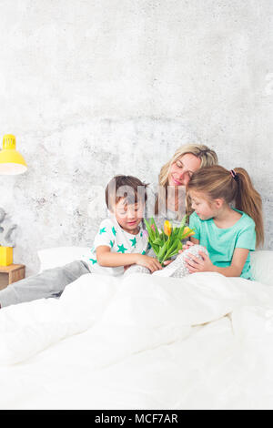 Glückliche Familie - Kinder gratulieren am Muttertag Stockfoto