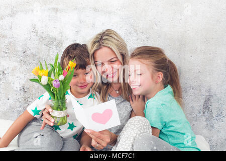 Glückliche Familie - Kinder gratulieren am Muttertag Stockfoto