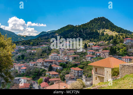 Blick auf Bergdorf, Baltessiniko in Arcadia, Peloponnes, Griechenland. Stockfoto