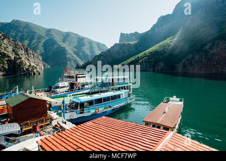 See Koman Fährüberfahrt nach Valbona Stockfoto