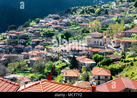 Blick auf Bergdorf, Baltessiniko in Arcadia, Peloponnes, Griechenland. Stockfoto