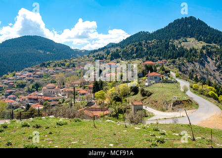 Blick auf Bergdorf, Baltessiniko in Arcadia, Peloponnes, Griechenland Stockfoto