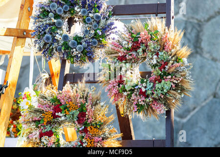 3 schöne Blume Ringe auf dem Stand aus Holz angezeigt kurz nach Sonnenaufgang. Street Market in Prag. Stockfoto