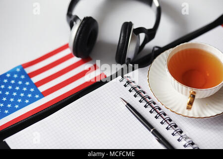 Das Erlernen von Fremdsprachen. Notepad für Einträge und eine Fahne. Lang Stockfoto