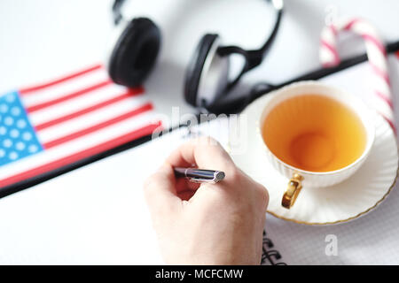 Das Erlernen von Fremdsprachen. Notepad für Einträge und eine Fahne. Lang Stockfoto