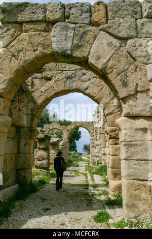 Stein bogenförmige Strukturen der antiken Stadt Tindari (ehemals Tyndaris), Patti, Messina, Sizilien, Italien Stockfoto