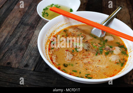 Würzige Nudelsuppe auf Holztisch, thailändischen Stil Stockfoto