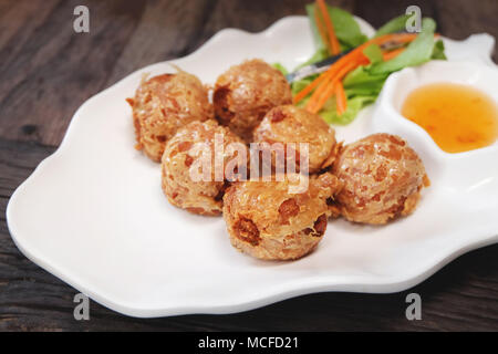 Deep Fried Crab Roll auf weißem Teller Stockfoto