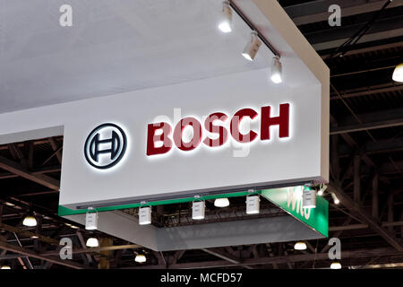 Bosch logo Unternehmen Zeichen an der Wand. Bosch ist ein Deutscher multinationalen Elektrotechnik und Elektronik Firma Stockfoto