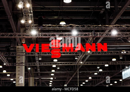 Viessmann logo Unternehmen Zeichen an der Wand. Die Viessmann Unternehmensgruppe ist ein internationaler Hersteller von Heizung-, Industrie-, und Kühlanlagen Hersteller Stockfoto
