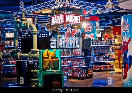 Interieur von Marvel Spielwaren Abteilung in Hamleys speichern. Marvel Comics Group ist ein Herausgeber des amerikanischen Comics und verwandte Medien Stockfoto