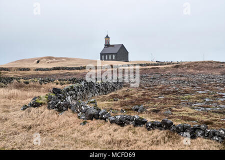 Auf der Halbinsel Reykjanes, Island. Kirche, hvalsnes (Hvalsneskirkja), Sandgerði, 1887 von schwarzen Basaltstein gebaut Stockfoto