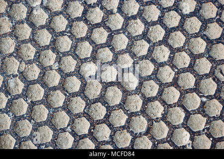 Rostigem Eisen hexagonalen Gitter. Stockfoto