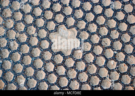 Rostigem Eisen hexagonalen Gitter. Stockfoto