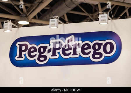 Peg-perego Logo Zeichen an der Wand. Peg Perego ist italienischer Hersteller von jugendlichen Produkte - Kinderwagen, Stühlen, Autositzen, Reiten für Kinder - auf Spielzeug Stockfoto