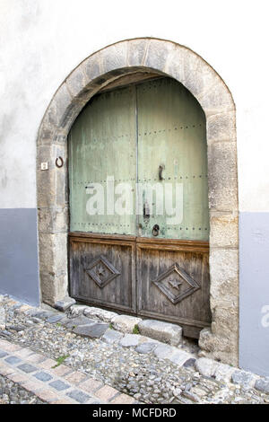 Alte Tür in Finestret, Ort in Provence-Alpes-Côte d'Azur, Alpes-de-Haute-Provence, Südfrankreich. Stockfoto