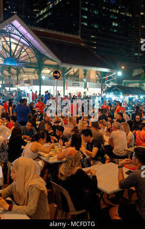 Diners, Lokale, auswandern und Tourist, Lau Pa Sat, die Satay Club, im Central Business District, Singapur Stockfoto