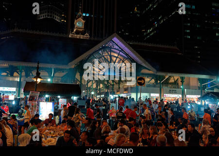 Diners, Lokale, auswandern und Tourist, Lau Pa Sat, die Satay Club, im Central Business District, Singapur Stockfoto