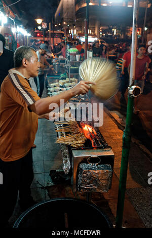 Diners, Lokale, auswandern und Tourist, Lau Pa Sat, die Satay Club, im Central Business District, Singapur Stockfoto