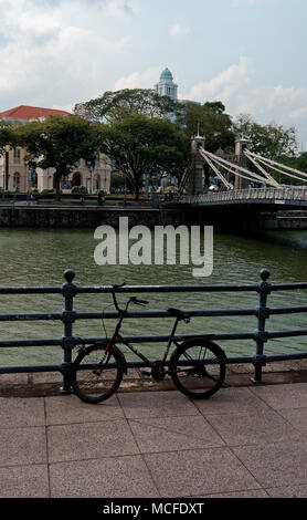 Fahrrad lehnte sich auf dem Geländer der Singapore River und Cavanagh Brücke Stockfoto