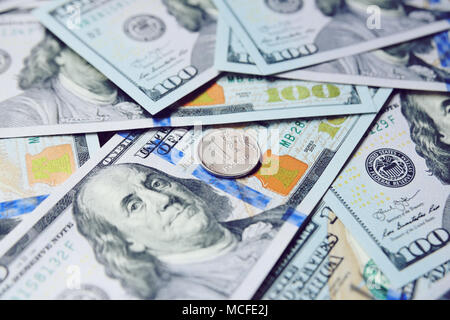 Eine Russische Rubel vor dem Hintergrund der Dollar. Wechselkurse. Stockfoto
