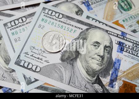 Eine Russische Rubel vor dem Hintergrund der Dollar. Wechselkurse. Stockfoto