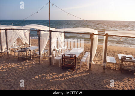 Romantisches Abendessen Tabelle neben dem Strand Stockfoto