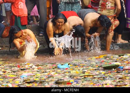 Kathmandu, Nepal. 16 Apr, 2018. Anhänger nehmen heiliges Bad an einem Teich in Gedenken der Verstorbenen Mütter auf Mata Tirtha Aunsi, oder der Muttertag in Matatirtha, Kathmandu, Nepal. Credit: Archana Shrestha/Pacific Press/Alamy leben Nachrichten Stockfoto