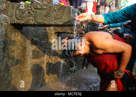 Kathmandu, Nepal. 16 Apr, 2018. Anhänger nehmen heiliges Bad Durchführung religiöser Rituale an Stein Taps in Gedenken der Verstorbenen Mütter auf Mata Tirtha Aunsi, oder der Muttertag an Matatirtha, Kathmandu, Nepal. Credit: Archana Shrestha/Pacific Press/Alamy leben Nachrichten Stockfoto