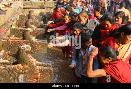 Kathmandu, Nepal. 16 Apr, 2018. Anhänger versammelt religiöse Rituale durchzuführen und heiliges Bad an einem Stein Taps in Gedenken der Verstorbenen Mütter auf Mata Tirtha Aunsi, oder der Muttertag in Matatirtha, Kathmandu, Nepal. Credit: Archana Shrestha/Pacific Press/Alamy leben Nachrichten Stockfoto