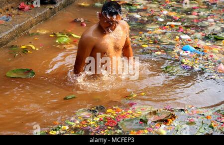 Kathmandu, Nepal. 16 Apr, 2018. Ein Anhänger zur heiligen Badewanne Durchführung religiöser Rituale an einem Teich in Gedenken der Verstorbenen Mütter auf Mata Tirtha Aunsi, oder der Muttertag in Matatirtha, Kathmandu, Nepal. Credit: Archana Shrestha/Pacific Press/Alamy leben Nachrichten Stockfoto