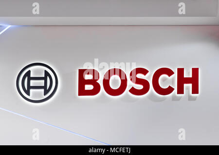 Bosch logo Unternehmen Zeichen an der Wand. Bosch ist ein Deutscher multinationalen Elektrotechnik und Elektronik Firma Stockfoto