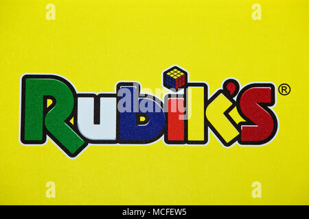 Rubik's Logo anmelden Banner gedruckt. Rubik's Cube ist ein 3-D-Kombination puzzle Stockfoto