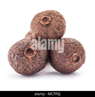 Allspices (Jamaika Pfeffer) auf weißem Hintergrund Stockfoto