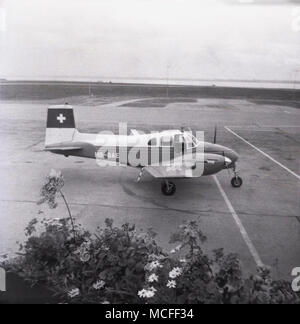 Der Flughafen Liverpool, 1960er Jahre, eine kleine propellered Swiss Light aircraft registriert sitzt auf dem Asphalt. Stockfoto