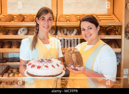 Verkauf Frauen in der Bäckerei mit Kuchen und Brot Stockfoto