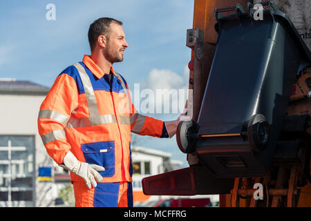 Garbage collection Arbeiter, bin in Abfall Lkw Stockfoto